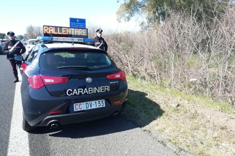 Auto dei carabinieri segnala incidente