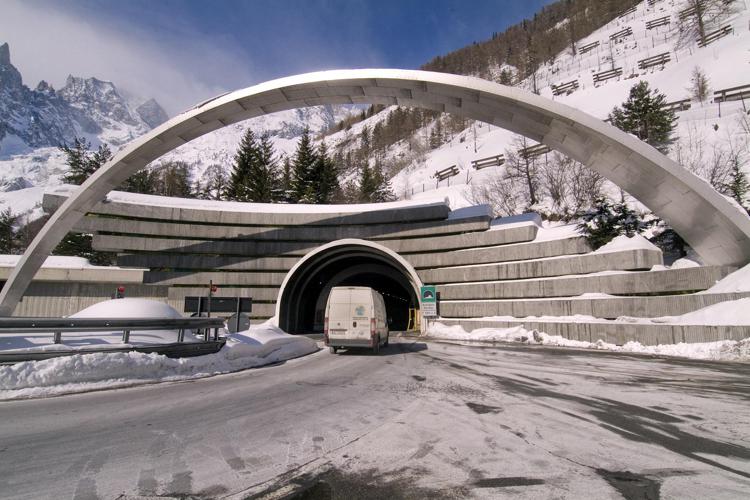 Il traforo del Monte Bianco - Fotogramma