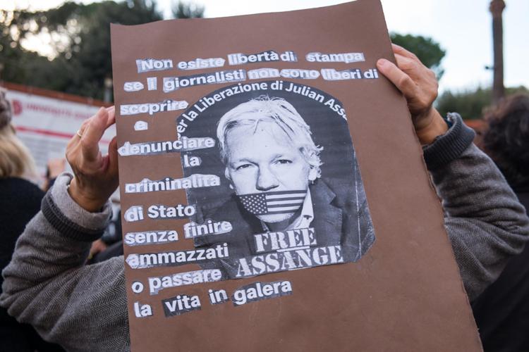 Cartello a manifestazione pro-Assange a Roma - Fotogramma