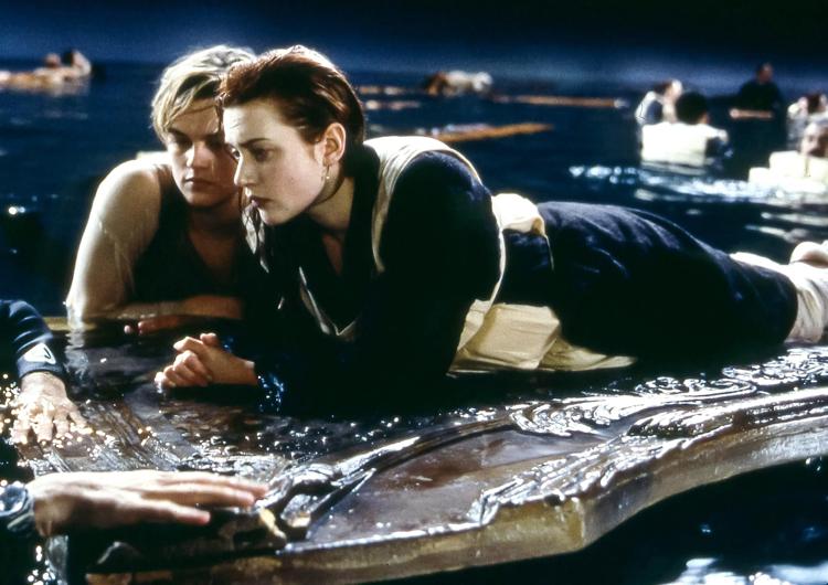 Set di Titanic, Leonardo DiCaprio e Kate Winslet appoggiati all'iconica porta ora venduta all'asta  - Fotogramma /Ipa