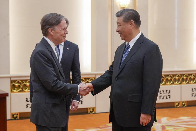 Il leader cinese Xi Jinping con il segretario di Stato Usa, Antony Blinken - (Afp)